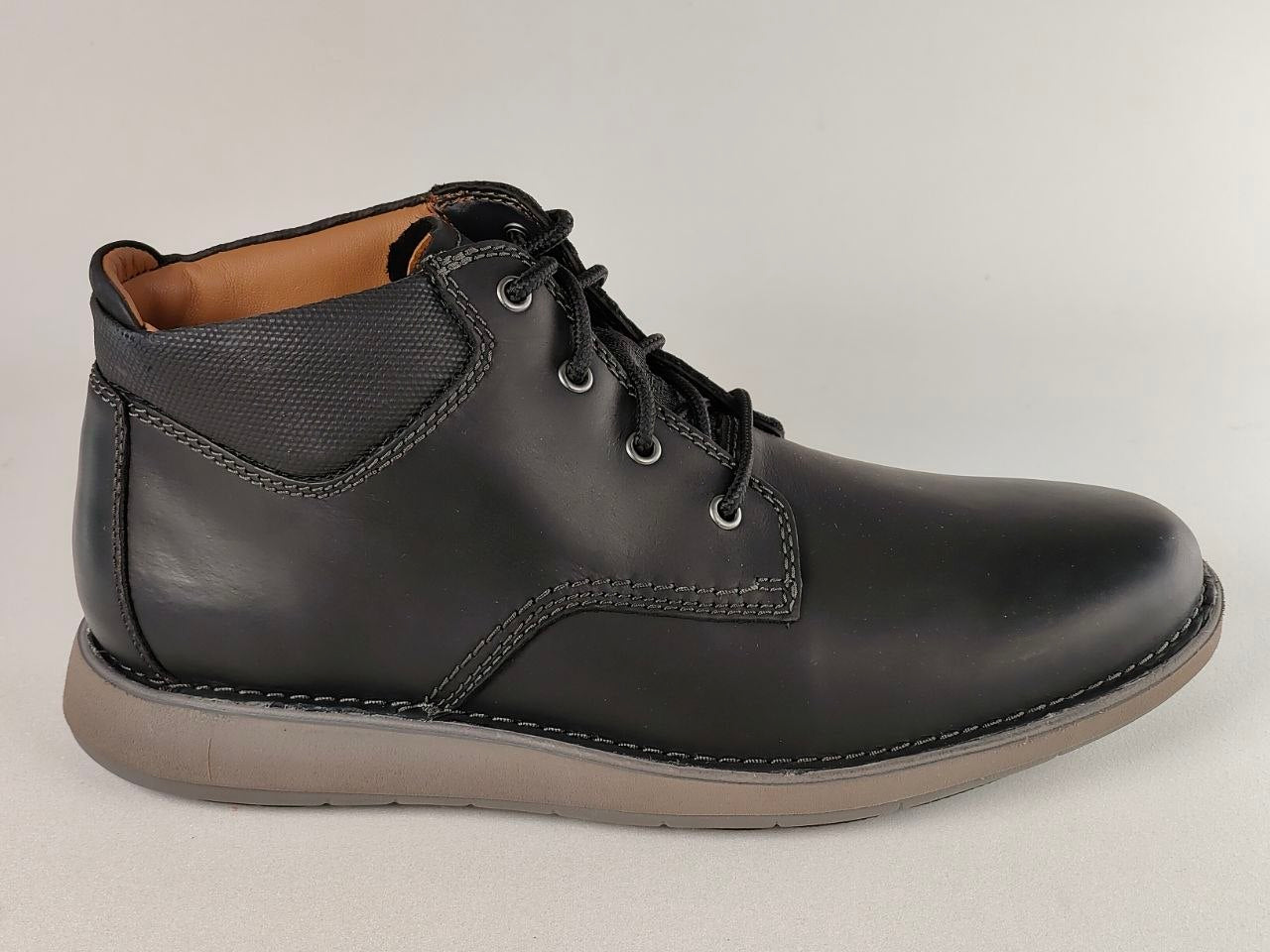 Clarks Un Larvik Top 2 Black Leather Chukka Boots