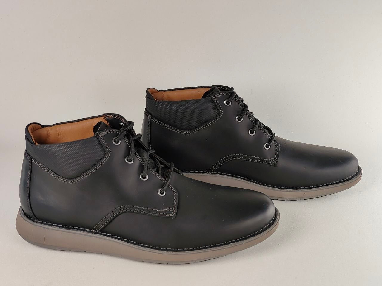 Clarks Un Larvik Top 2 Black Leather Chukka Boots
