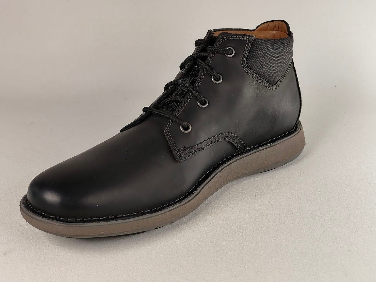 Clarks Un Larvik Top 2 Black Leather Chukka Boots