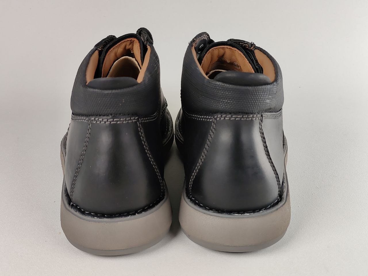 Clarks Un Larvik Top 2 Black Leather Chukka Boots