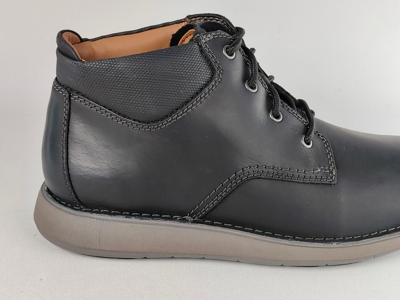 Clarks Un Larvik Top 2 Black Leather Chukka Boots