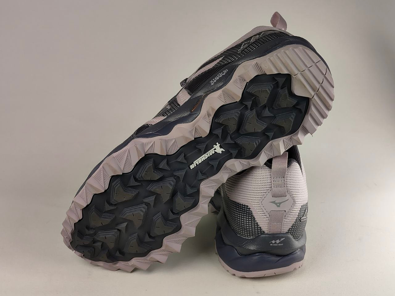Mizuno-Wave-Mujin-6-Women’s-Trail-Running-Shoes-Glacier-Grey-Silver-Gold-